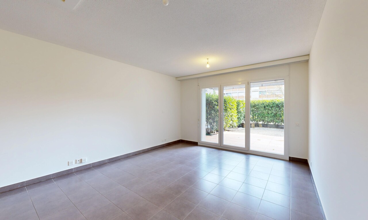 pièce vide avec natural light, lumière naturelle, drywall, cloison sèche, et inside property