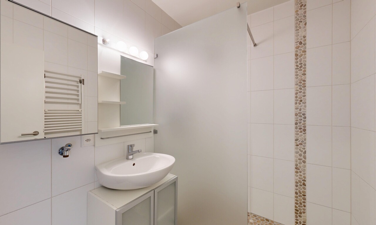 salle de bains avec radiateur, miroir, salle de bain complète, lavabo (ou coiffeuse selon le contexte), et inside property