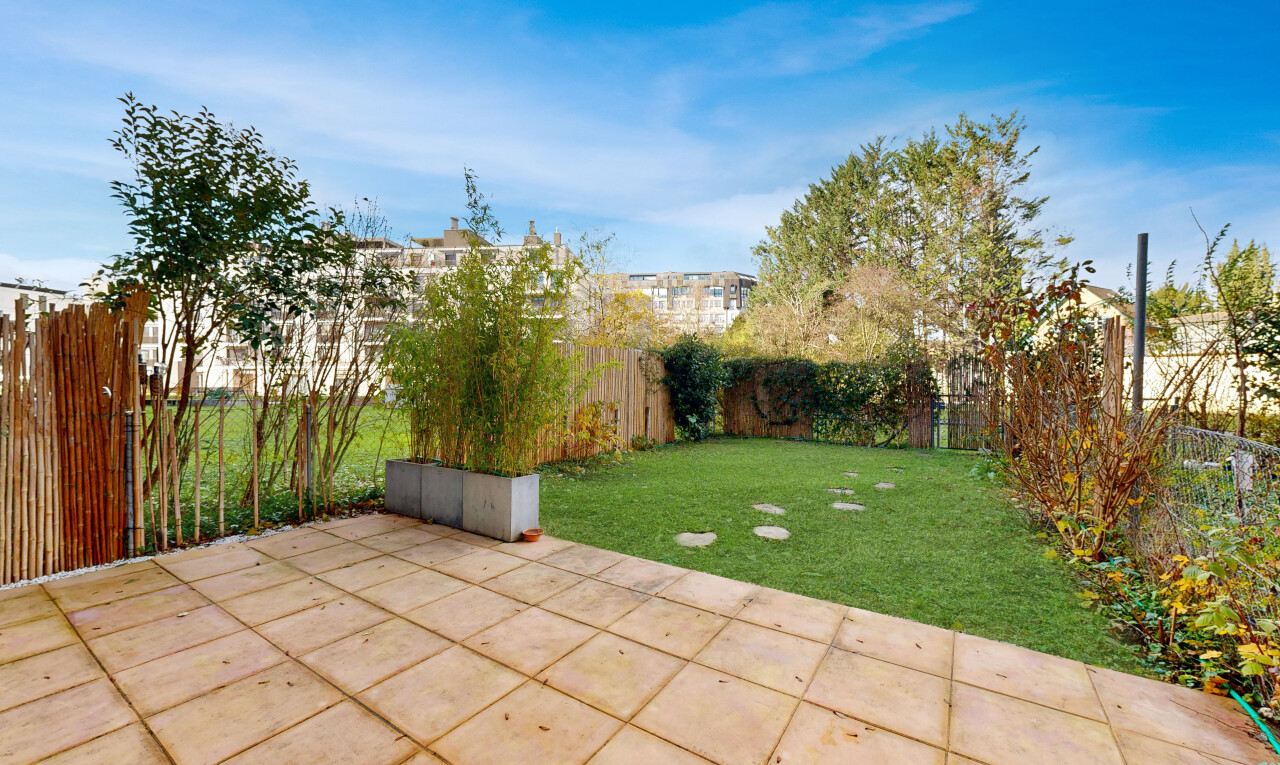 jardin avec from property, terrasse, clôture, pelouse, et day time