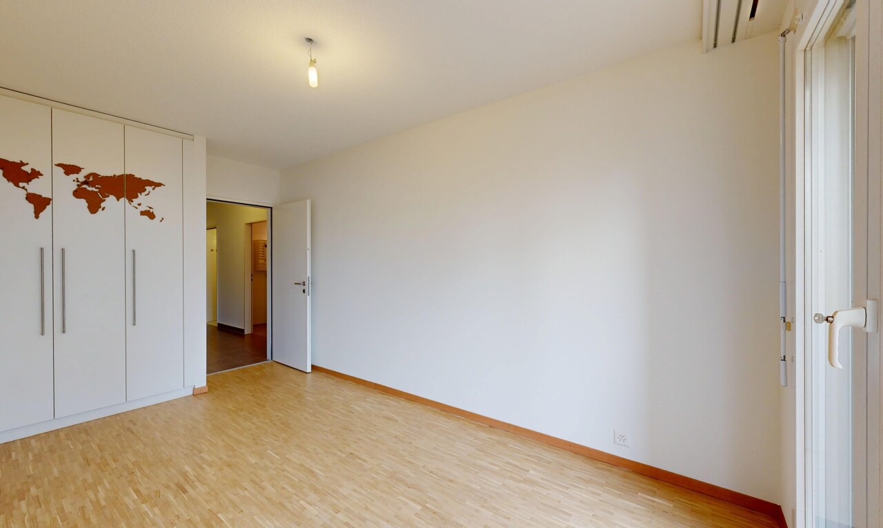 pièce vide avec drywall, cloison sèche, inside property, wood finish floor, et sol en finition bois