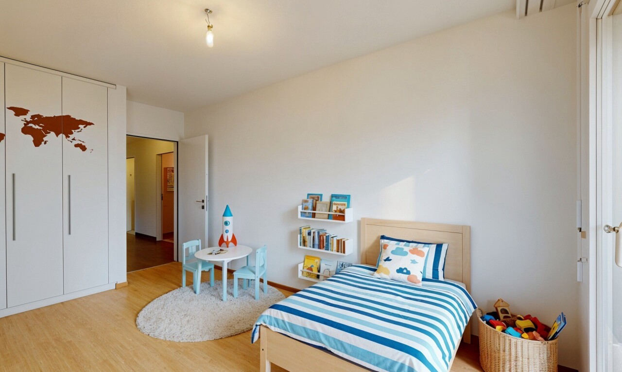 pièce vide avec drywall, cloison sèche, inside property, wood finish floor, et sol en finition bois