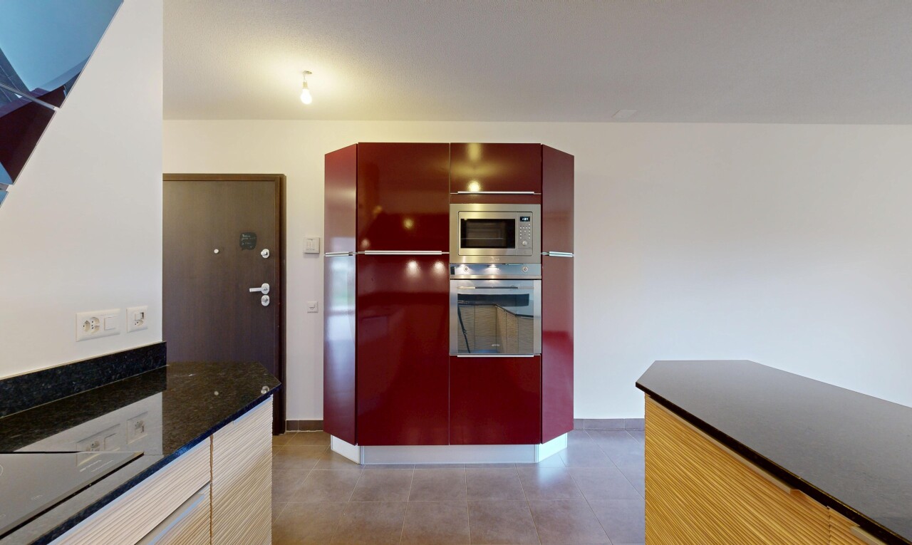 cuisine avec four, drywall, cloison sèche, micro-ondes, et inside property