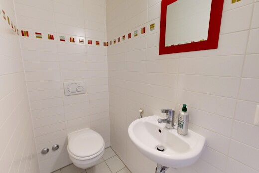 salle de bains avec inside property, miroir, toilette, évier, et tile floor