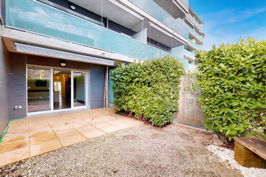 terrasse avec terrasse et clôture