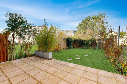 jardin avec from property, terrasse, clôture, pelouse, et day time