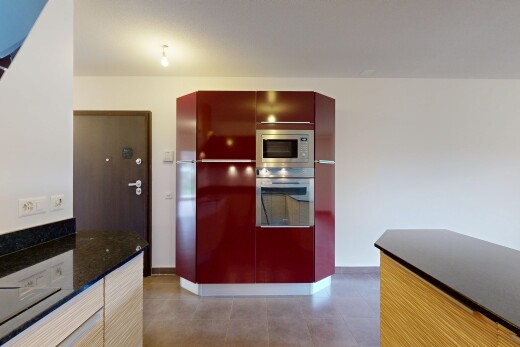 cuisine avec four, drywall, cloison sèche, micro-ondes, et inside property