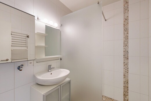 salle de bains avec radiateur, miroir, salle de bain complète, lavabo (ou coiffeuse selon le contexte), et inside property