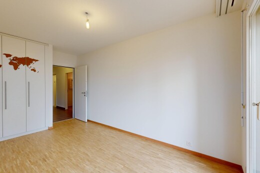 pièce vide avec drywall, cloison sèche, inside property, wood finish floor, et sol en finition bois