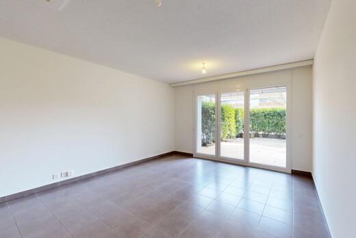 pièce vide avec natural light, lumière naturelle, drywall, cloison sèche, et inside property