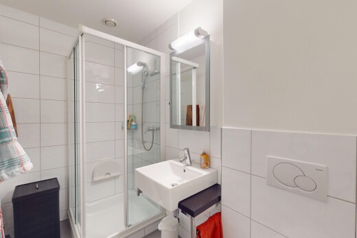 bad mit komplettes badezimmer, fliesenwand, spiegel, und dusche