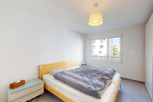 zimmer / schlafzimmer mit gipskartonwand, holzfußboden, und natürliches licht