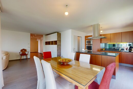 esszimmer mit holzfußboden und gipskartonwand