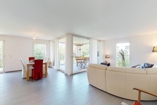 wohn- / esszimmer mit gipskartonwand und natürliches licht