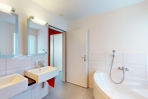 bad mit komplettes badezimmer, fliesenwand, bad, spiegel, und waschbecken