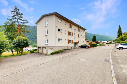 außenansicht mit day time, mountain view, blick auf die berge, eingebaute garage, und property visible
