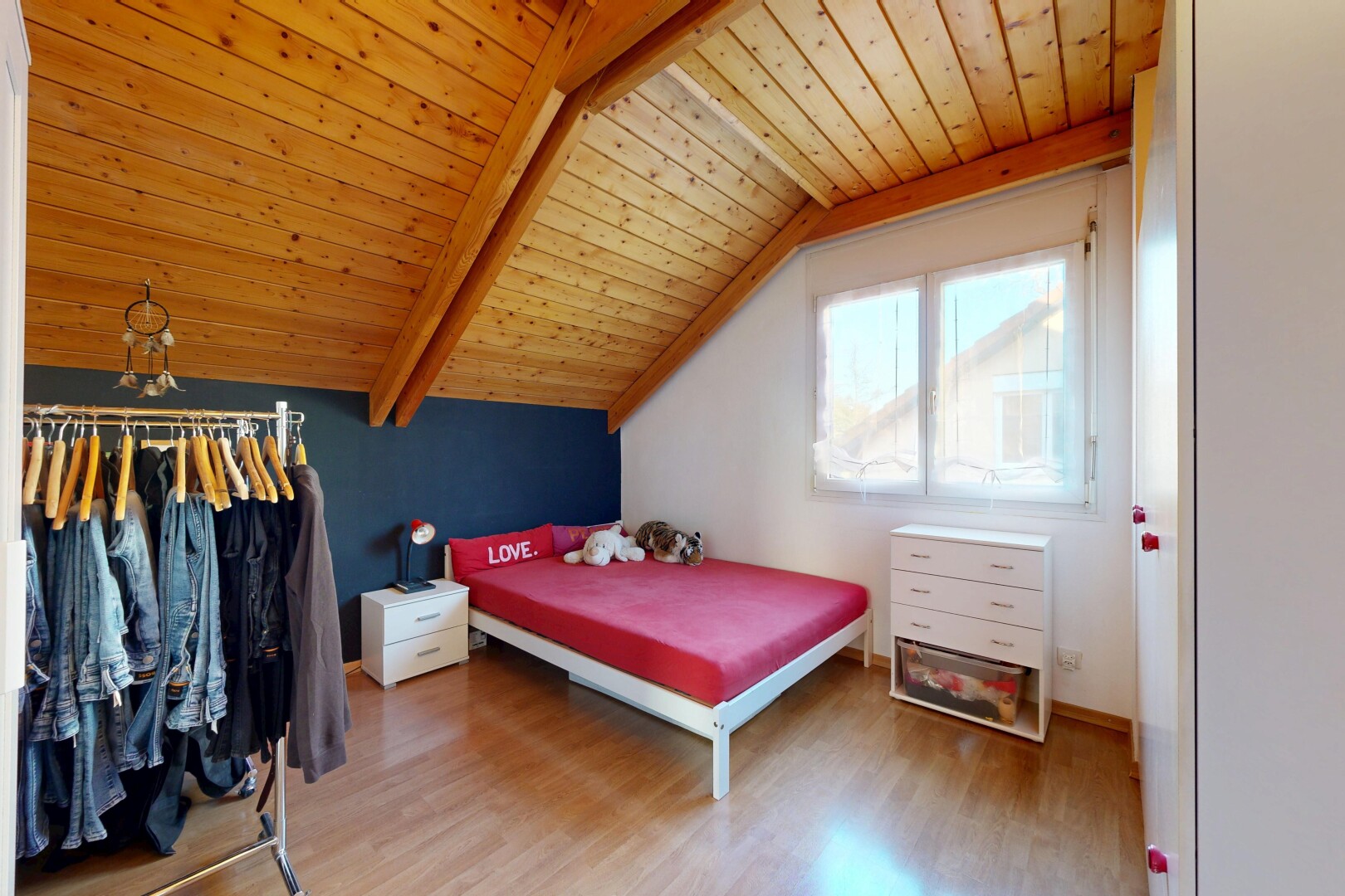 zimmer / schlafzimmer mit dachschräge, vaulted ceiling, holzfußboden, wood finish floor, und inside property
