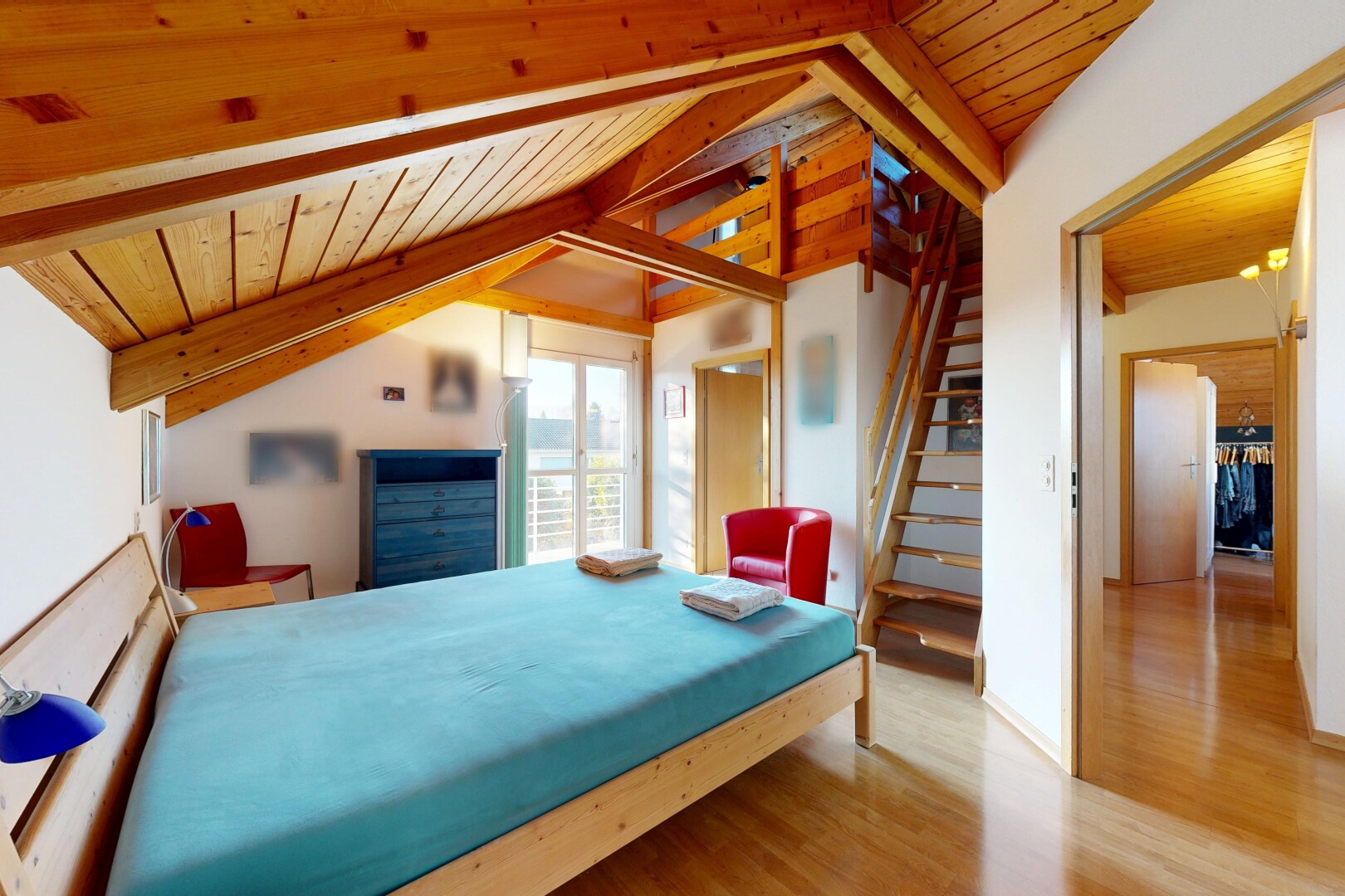 zimmer / schlafzimmer mit holzdecke, wood ceiling, dachschräge, vaulted ceiling, und balkendecke