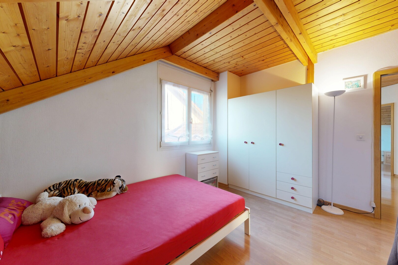 zimmer / schlafzimmer mit balkendecke, beamed ceiling, dachschräge, vaulted ceiling, und holzdecke