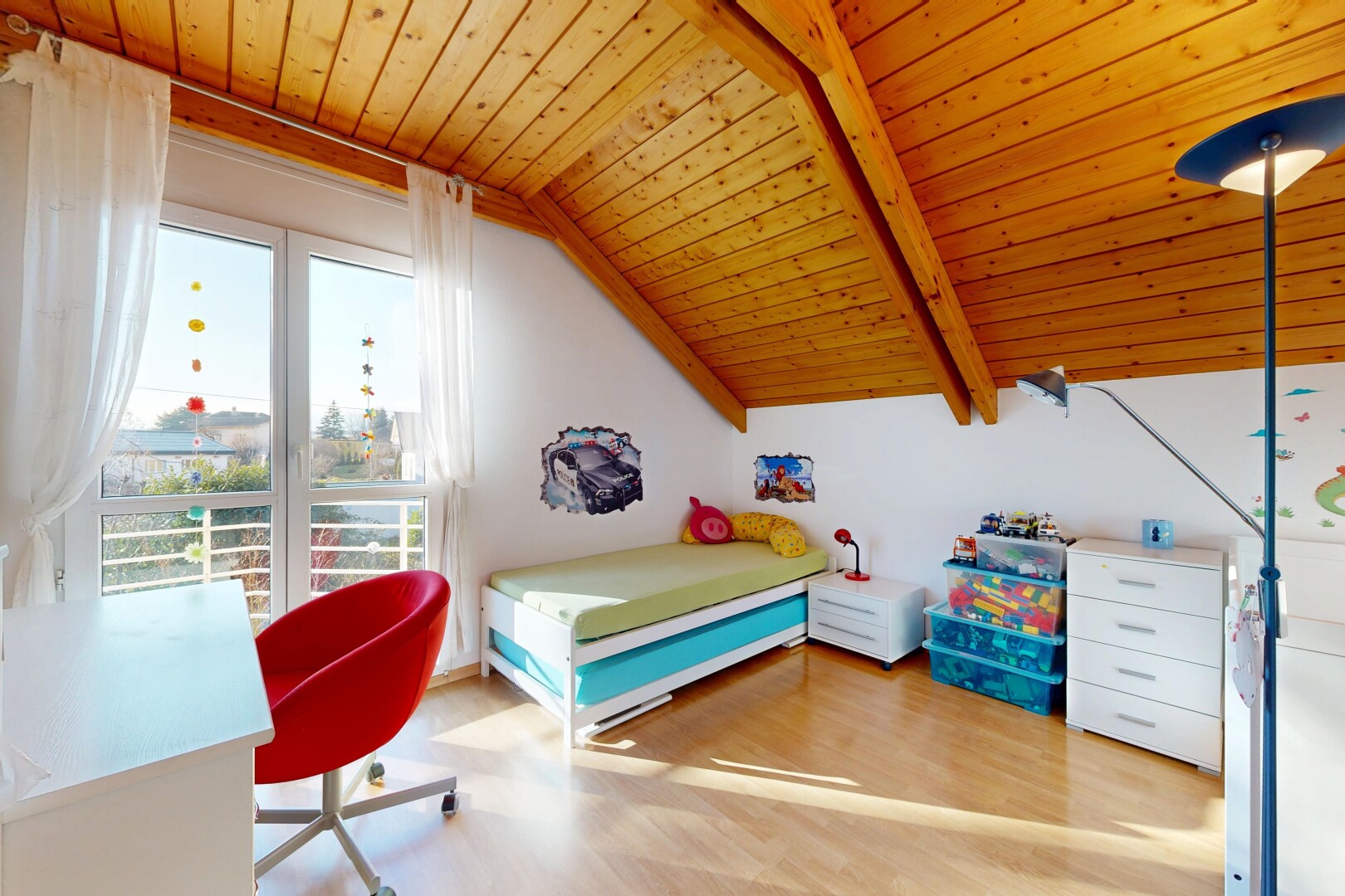 zimmer / schlafzimmer mit natürliches licht, natural light, zusätzliches zimmer, dachschräge, und vaulted ceiling
