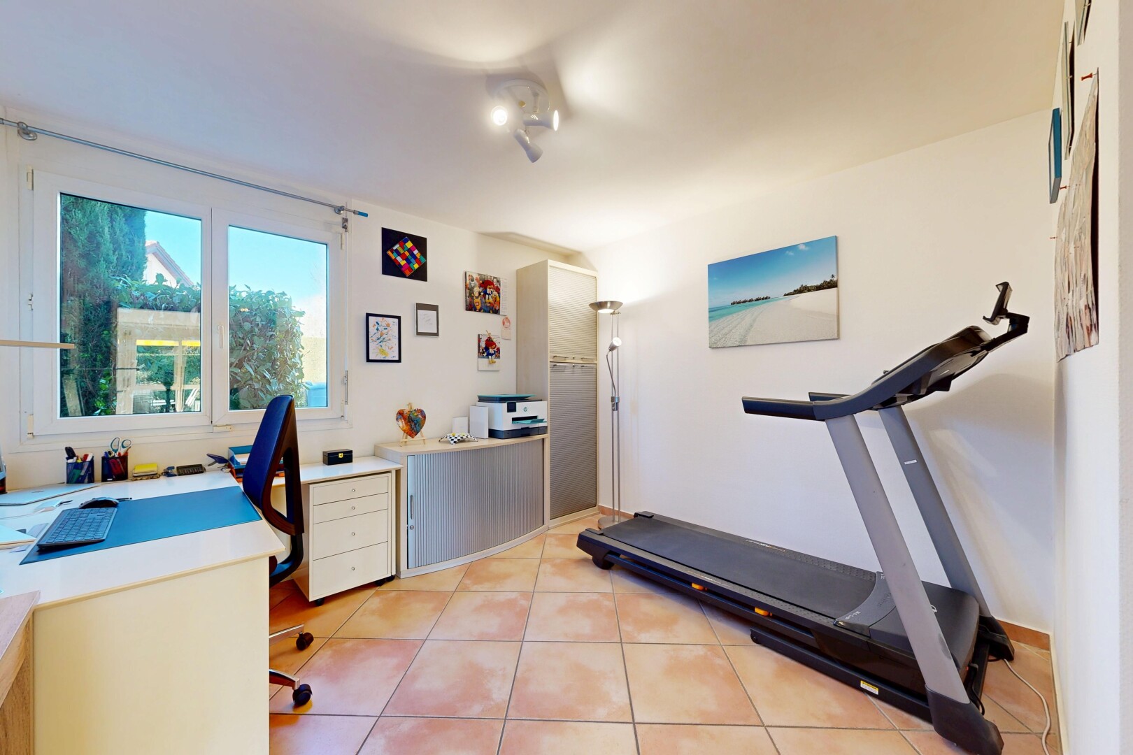 fitnessstudio mit natürliches licht, natural light, fliesenboden, tile floor, und eingebauter schreibtisch