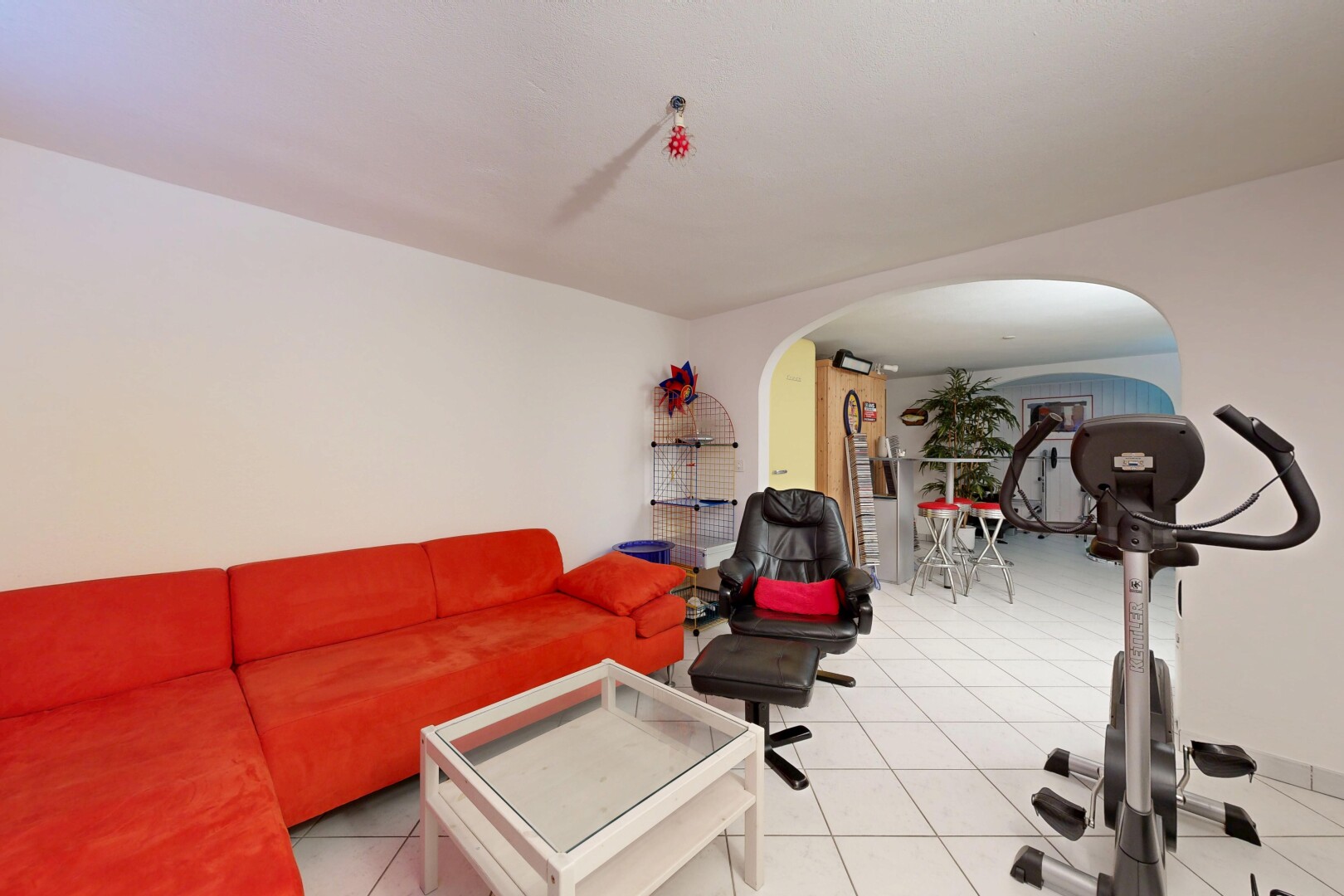 fitnessstudio mit gipskartonwand, drywall, gewölbte gehwege, fliesenboden, und tile floor