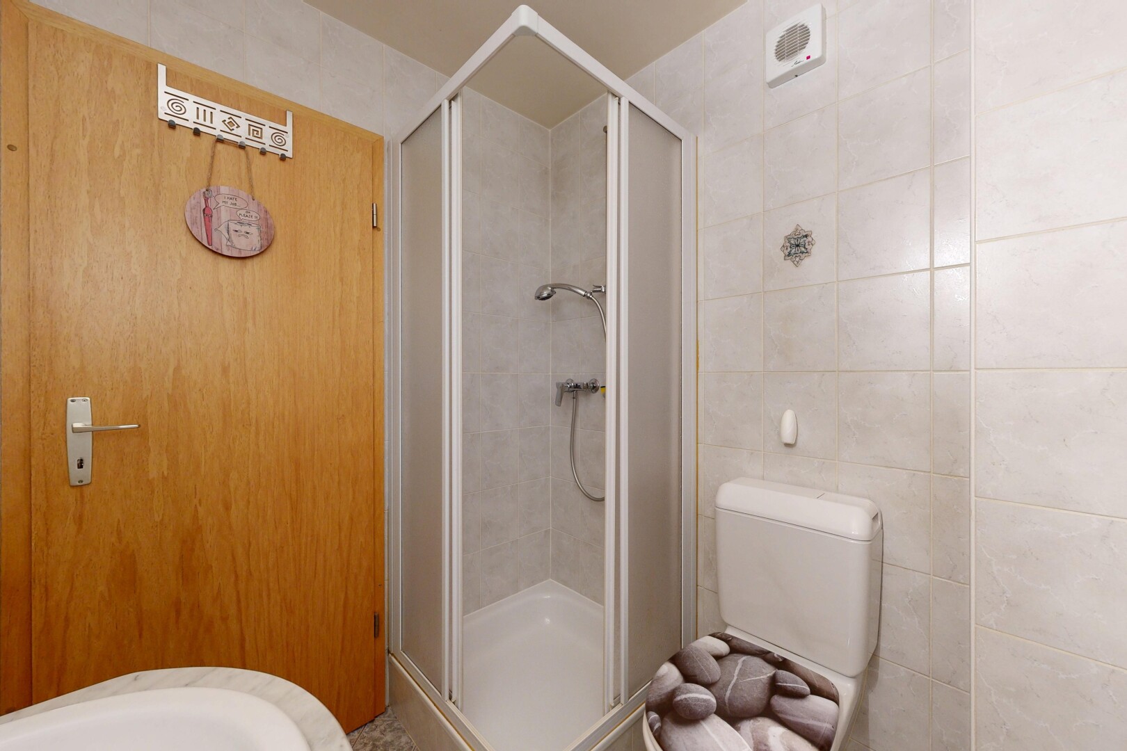bad mit komplettes badezimmer, dusche, inside property, und lüftungsgitter