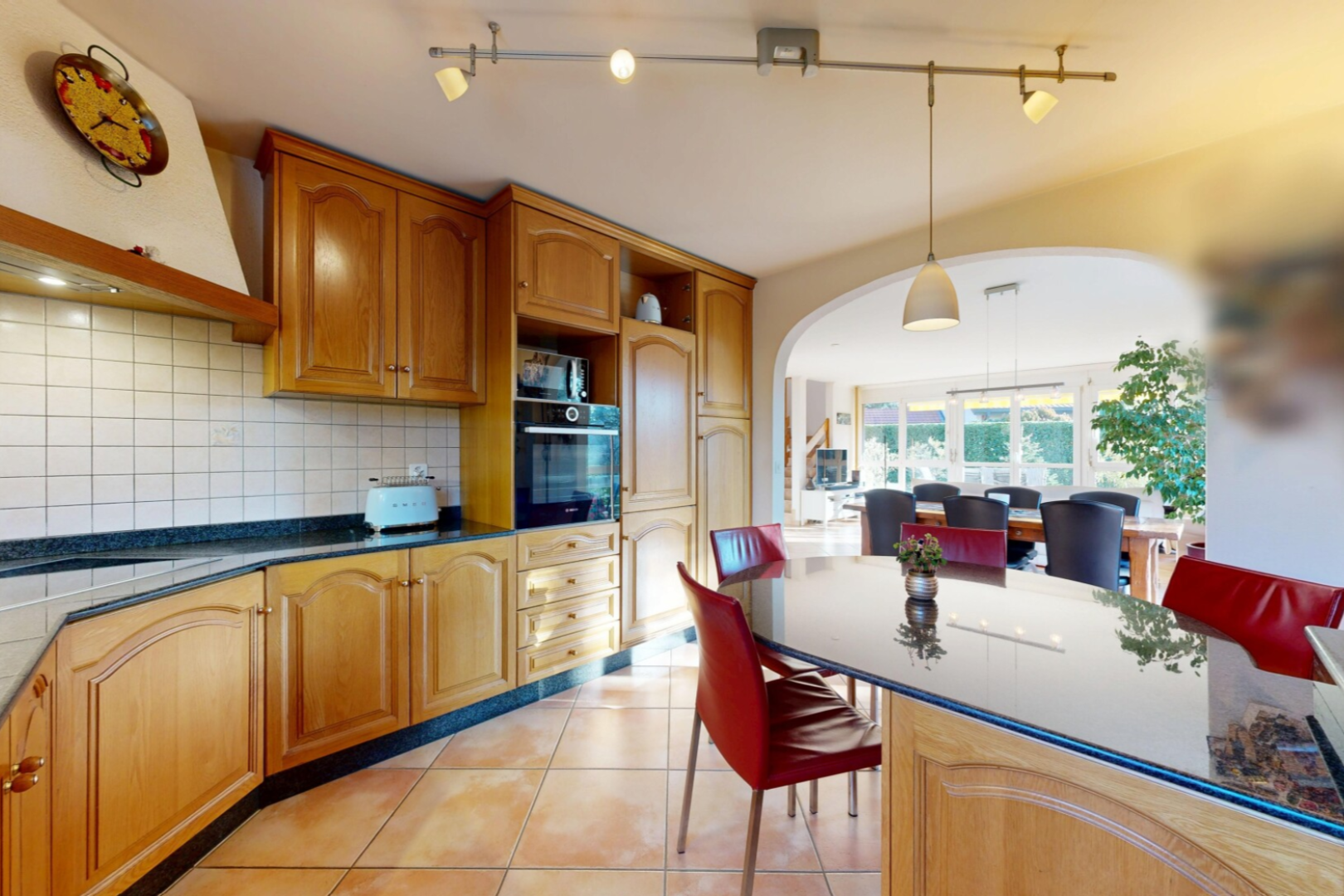 küche mit bogenförmige schränke, arched cabinets, gewölbte gehwege, dark countertops, und ofen