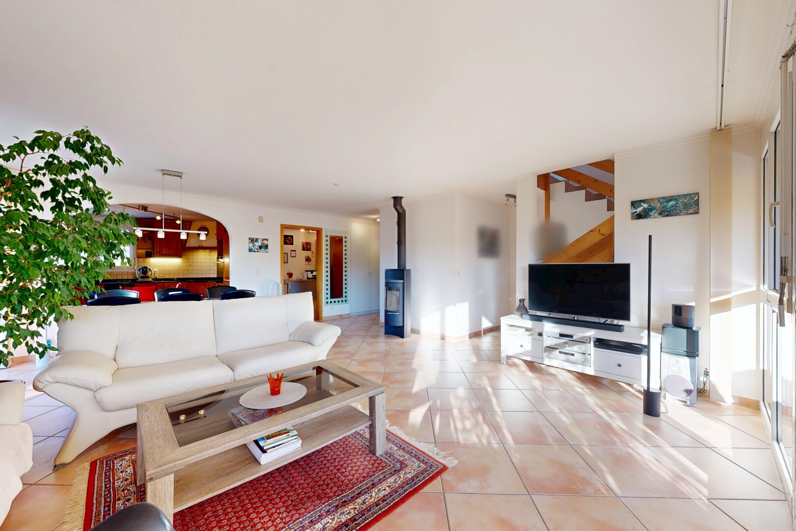 wohnzimmer mit fernseher, gipskartonwand, drywall, inside property, und fliesenboden