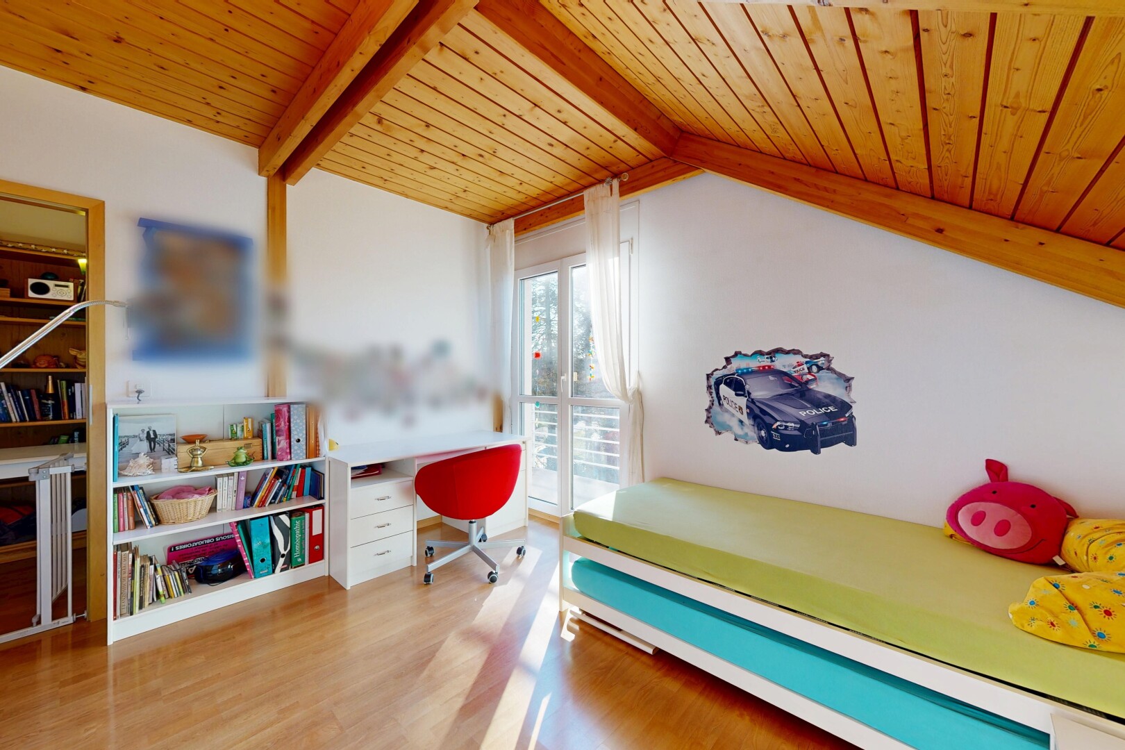 zimmer / schlafzimmer mit balkendecke, beamed ceiling, dachschräge, vaulted ceiling, und holzdecke