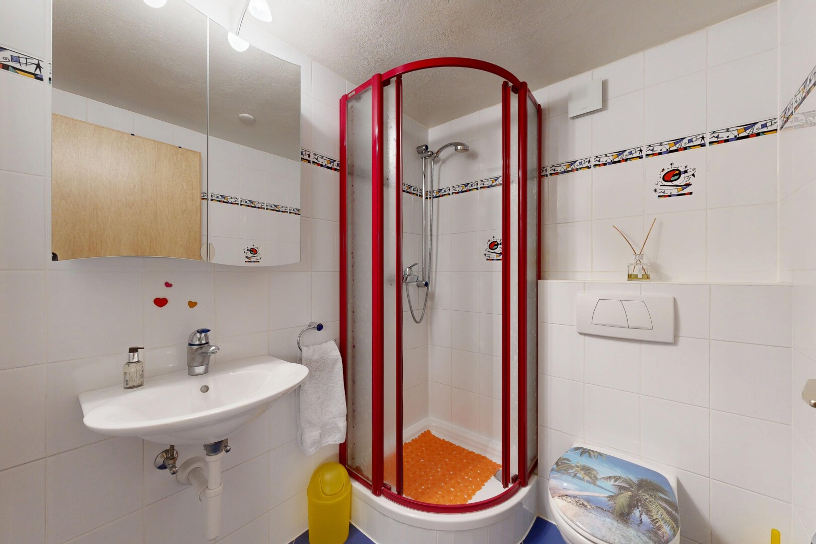 bad mit fliesenwand, tile wall, spiegel, komplettes badezimmer, und dusche
