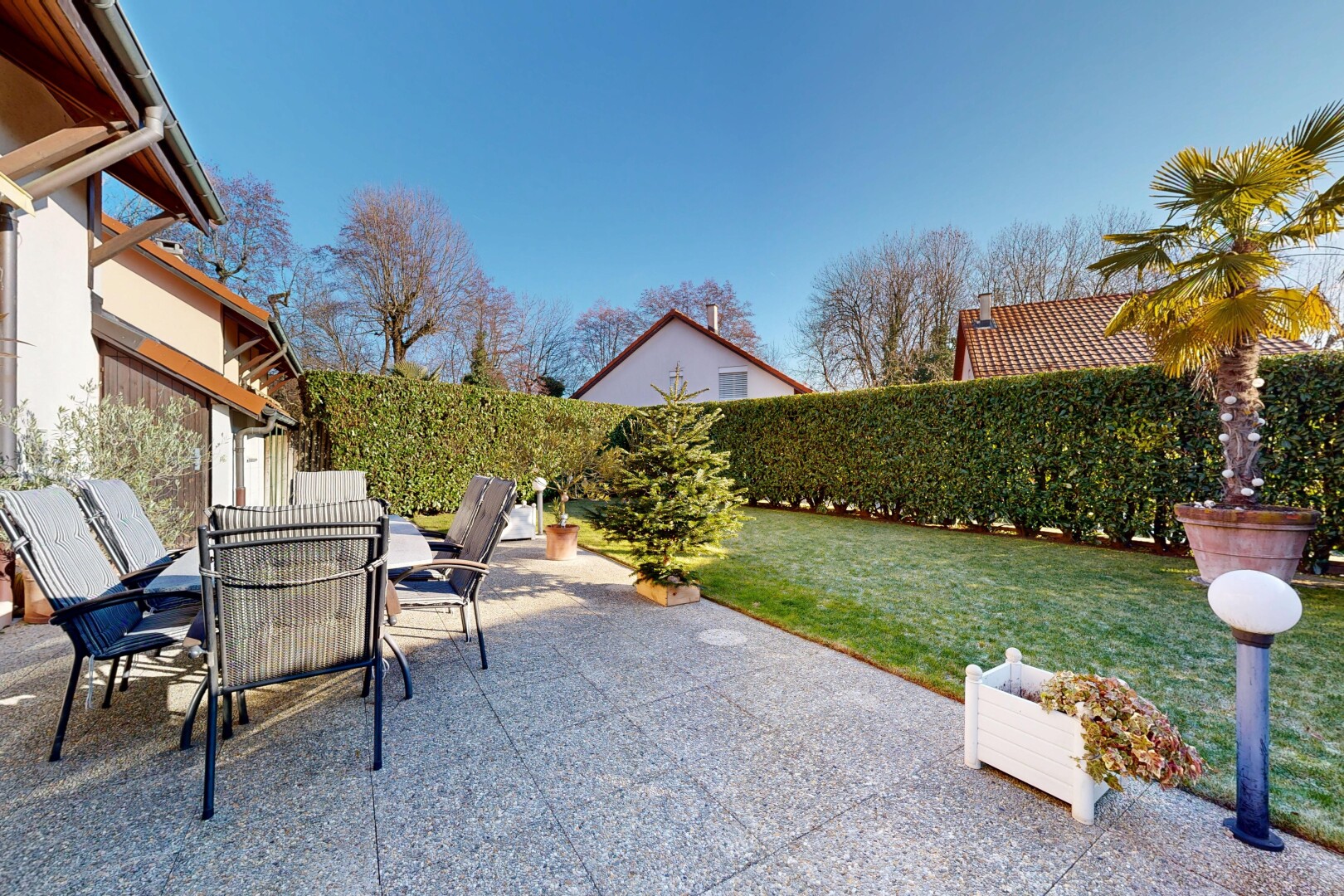 terrasse mit terrasse, rasen, from property, zaun, und essbereich im freien