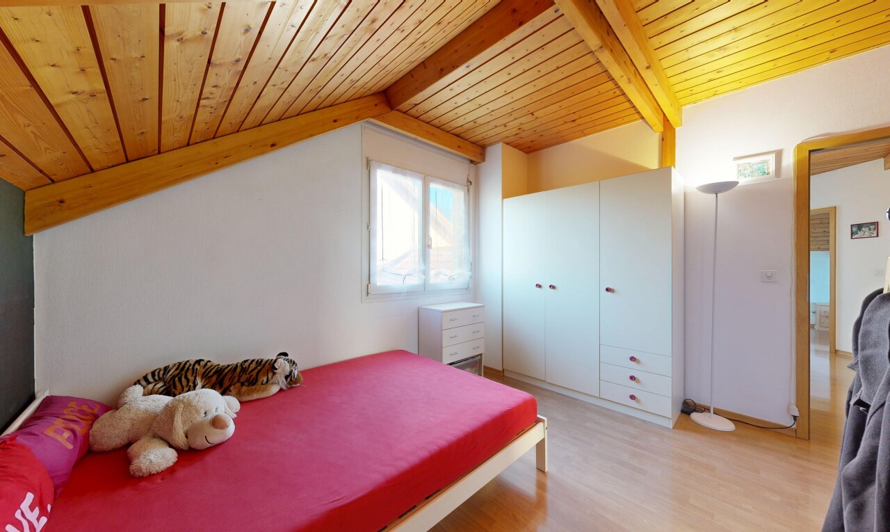 zimmer / schlafzimmer mit balkendecke, beamed ceiling, dachschräge, vaulted ceiling, und holzdecke
