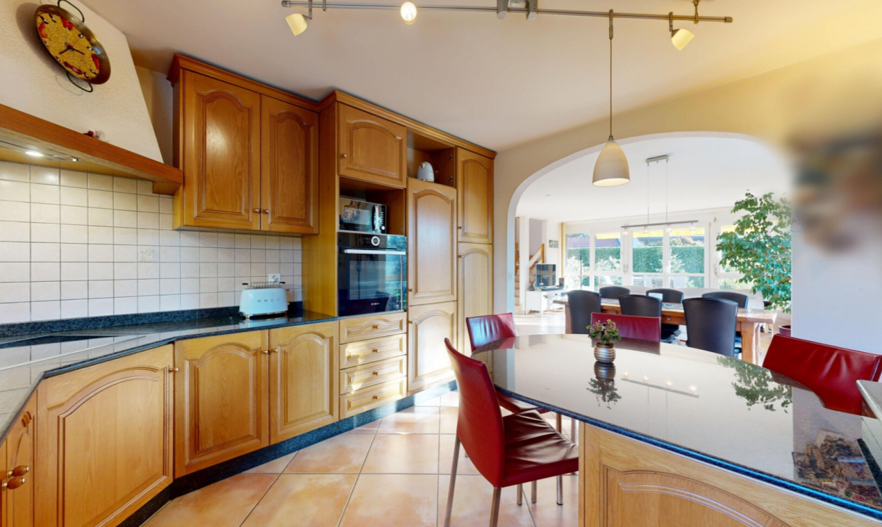küche mit bogenförmige schränke, arched cabinets, gewölbte gehwege, dark countertops, und ofen