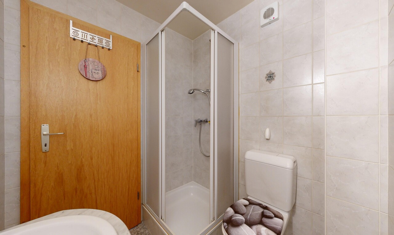bad mit komplettes badezimmer, dusche, inside property, und lüftungsgitter