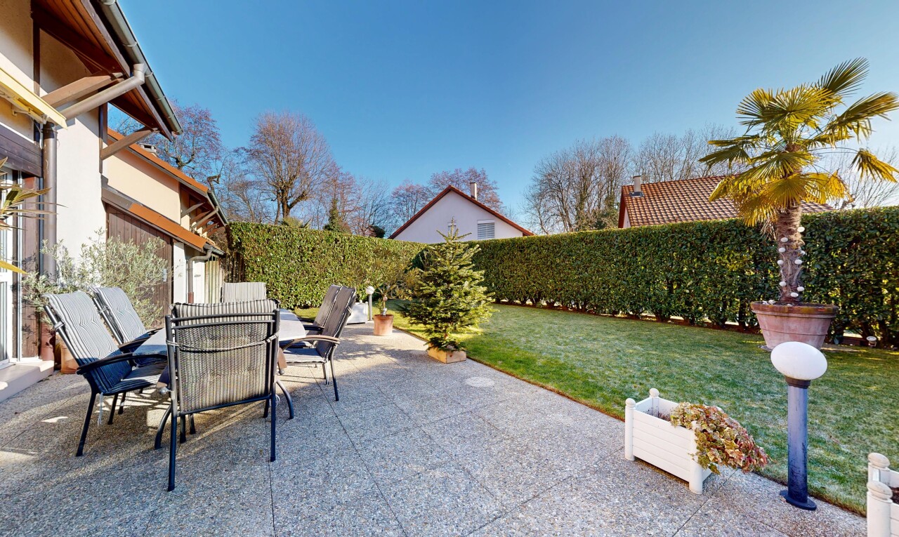 terrasse mit terrasse, rasen, from property, zaun, und essbereich im freien
