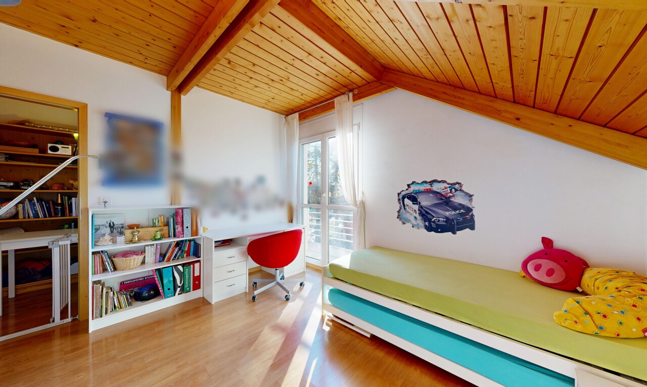 zimmer / schlafzimmer mit balkendecke, beamed ceiling, dachschräge, vaulted ceiling, und holzdecke