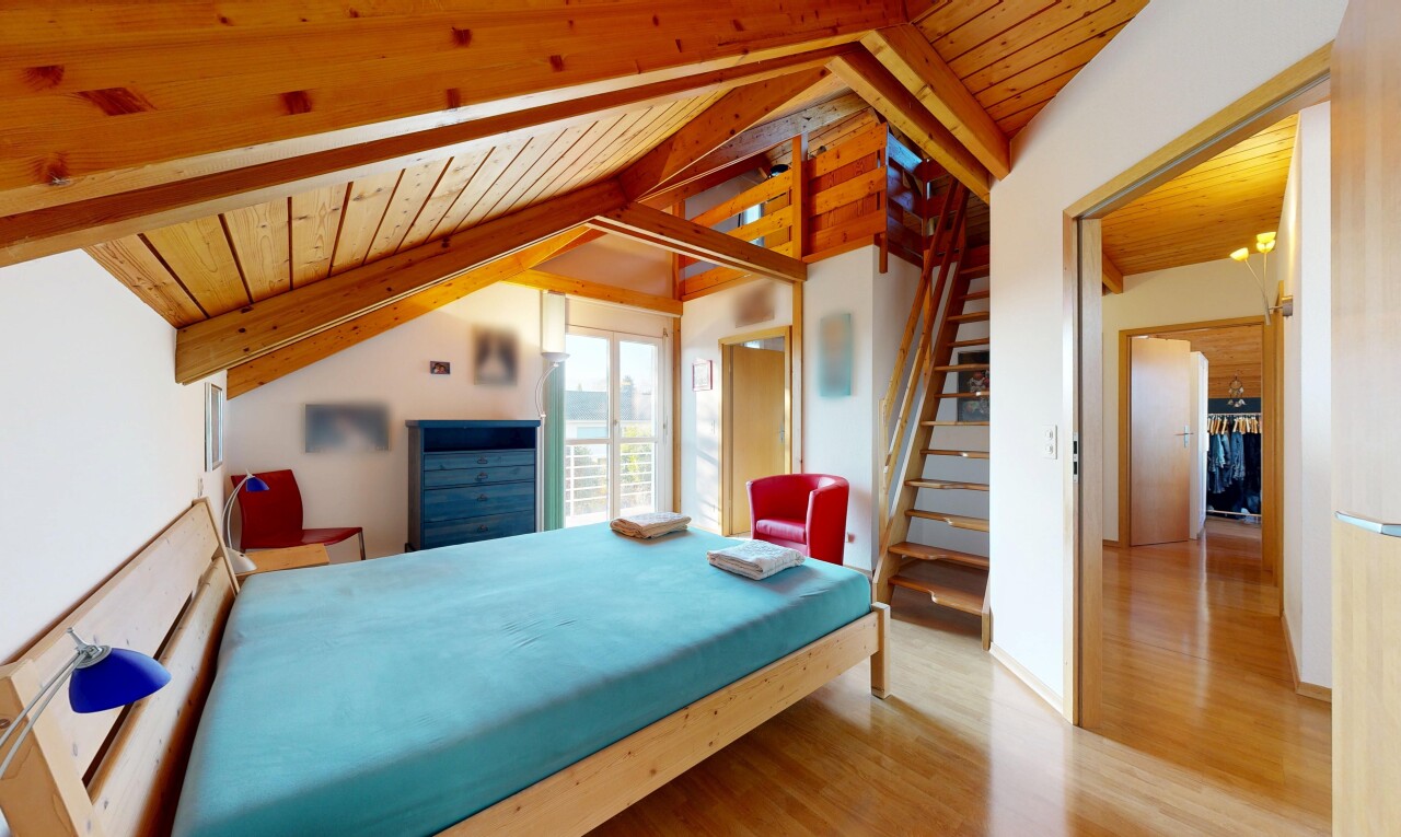 zimmer / schlafzimmer mit holzdecke, wood ceiling, dachschräge, vaulted ceiling, und balkendecke