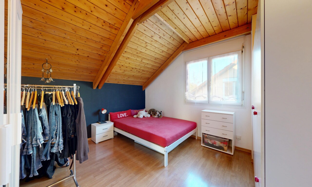 zimmer / schlafzimmer mit dachschräge, vaulted ceiling, holzfußboden, wood finish floor, und inside property
