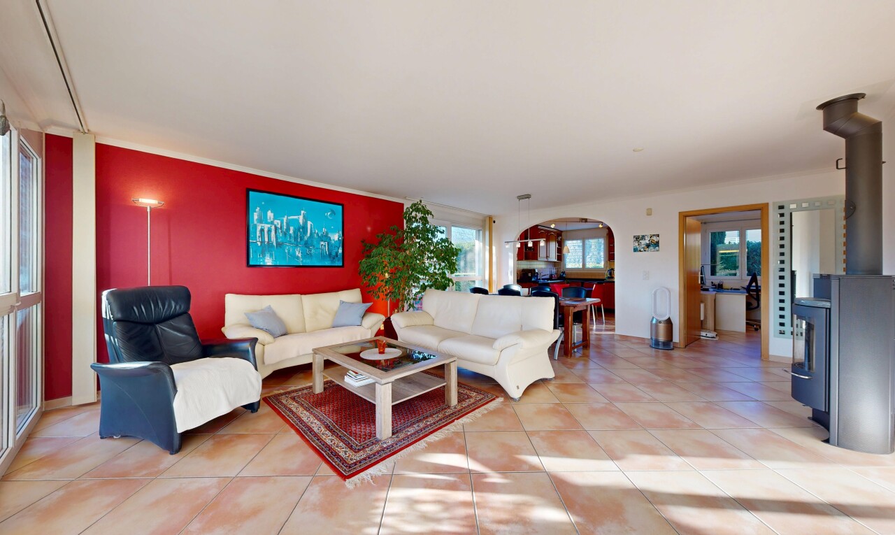 wohnzimmer mit fliesenboden, tile floor, gipskartonwand, drywall, und inside property