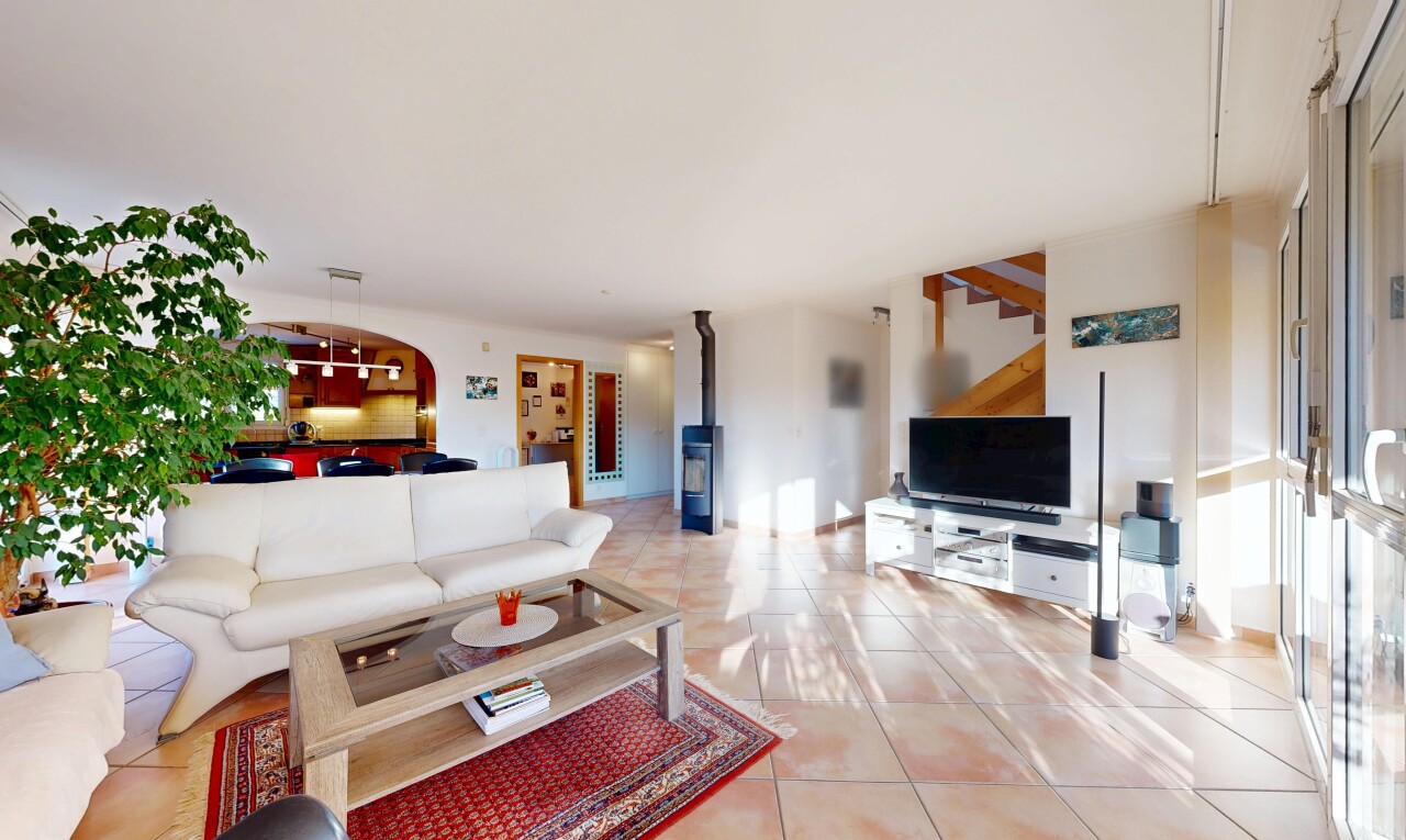wohnzimmer mit fernseher, gipskartonwand, drywall, inside property, und fliesenboden