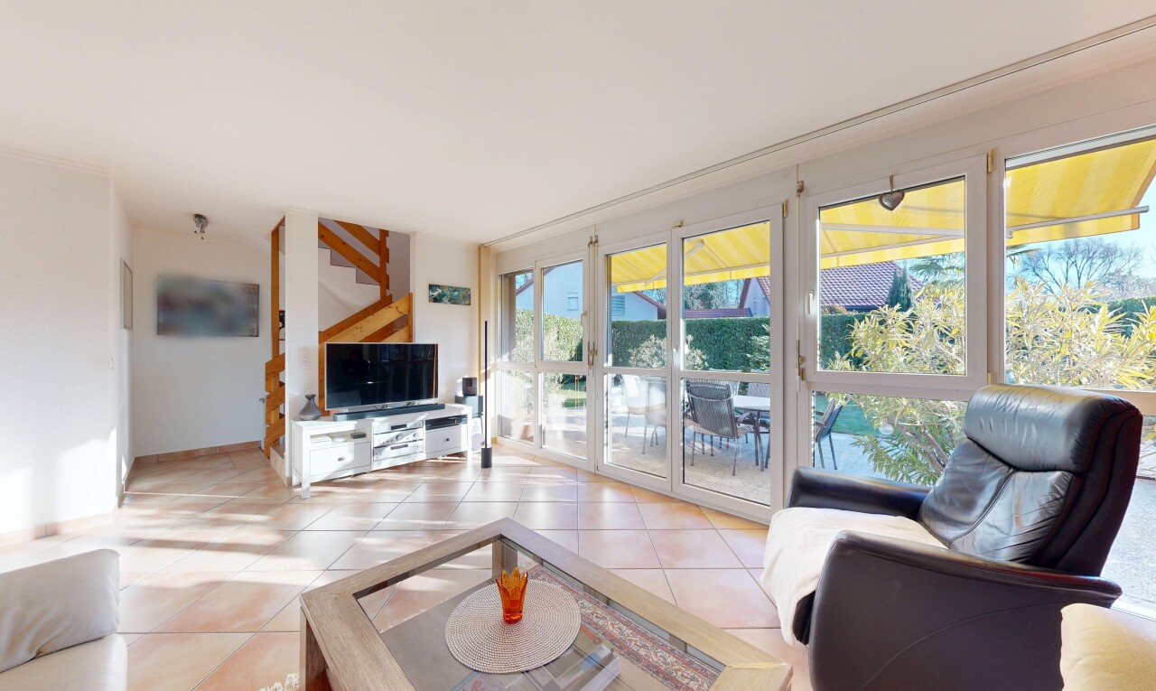 wohnzimmer mit inside property, fernseher, fliesenboden, tile floor, und gipskartonwand