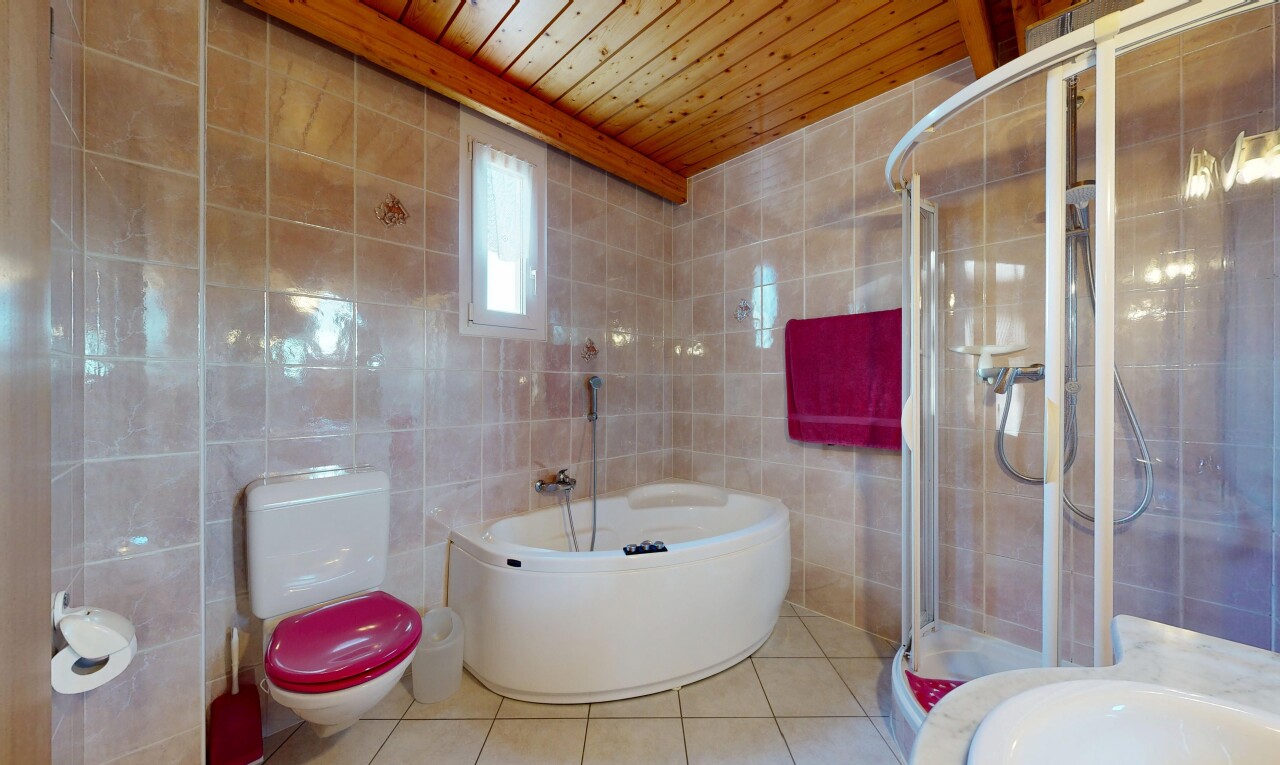 bad mit holzdecke, wood ceiling, komplettes badezimmer, dusche, und toilette