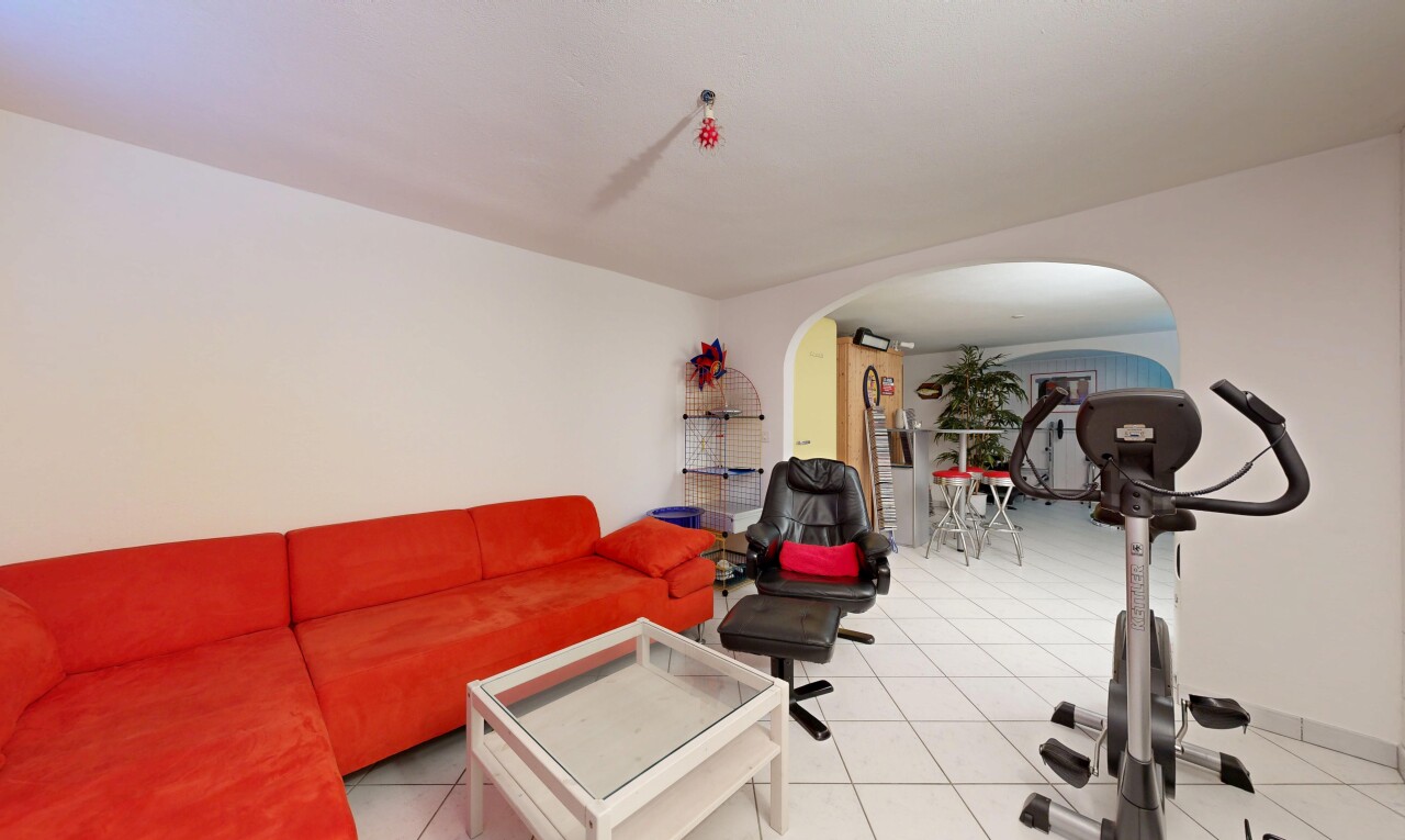 fitnessstudio mit gipskartonwand, drywall, gewölbte gehwege, fliesenboden, und tile floor