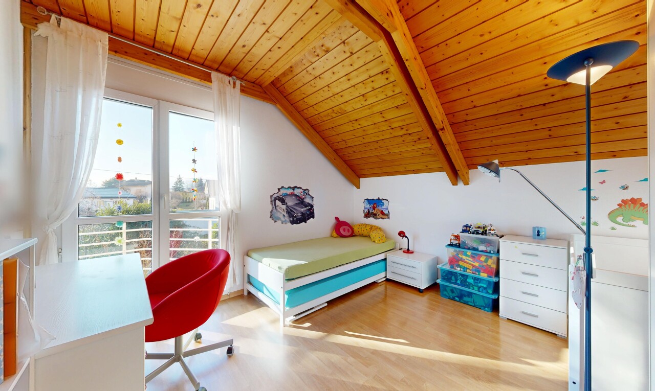 zimmer / schlafzimmer mit natürliches licht, natural light, zusätzliches zimmer, dachschräge, und vaulted ceiling