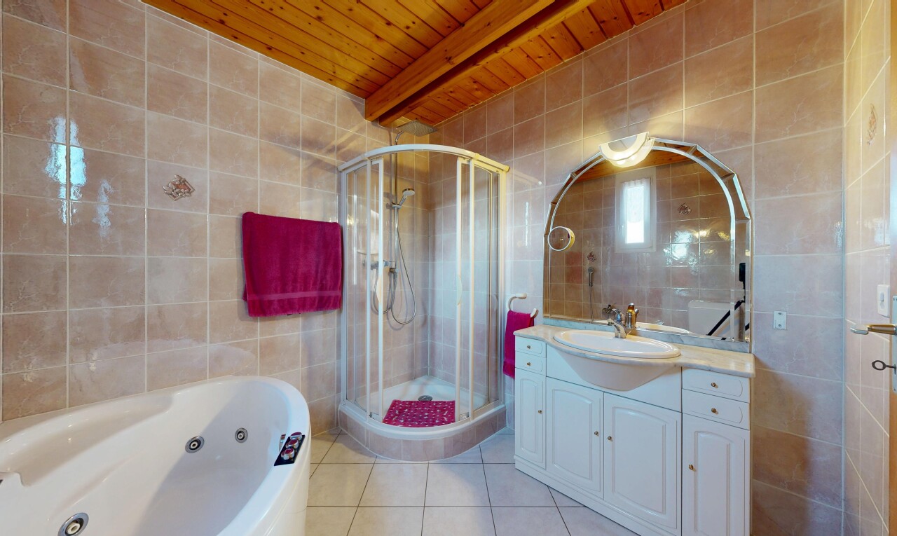bad mit fliesenwand, tile wall, holzdecke, wood ceiling, und schminktisch