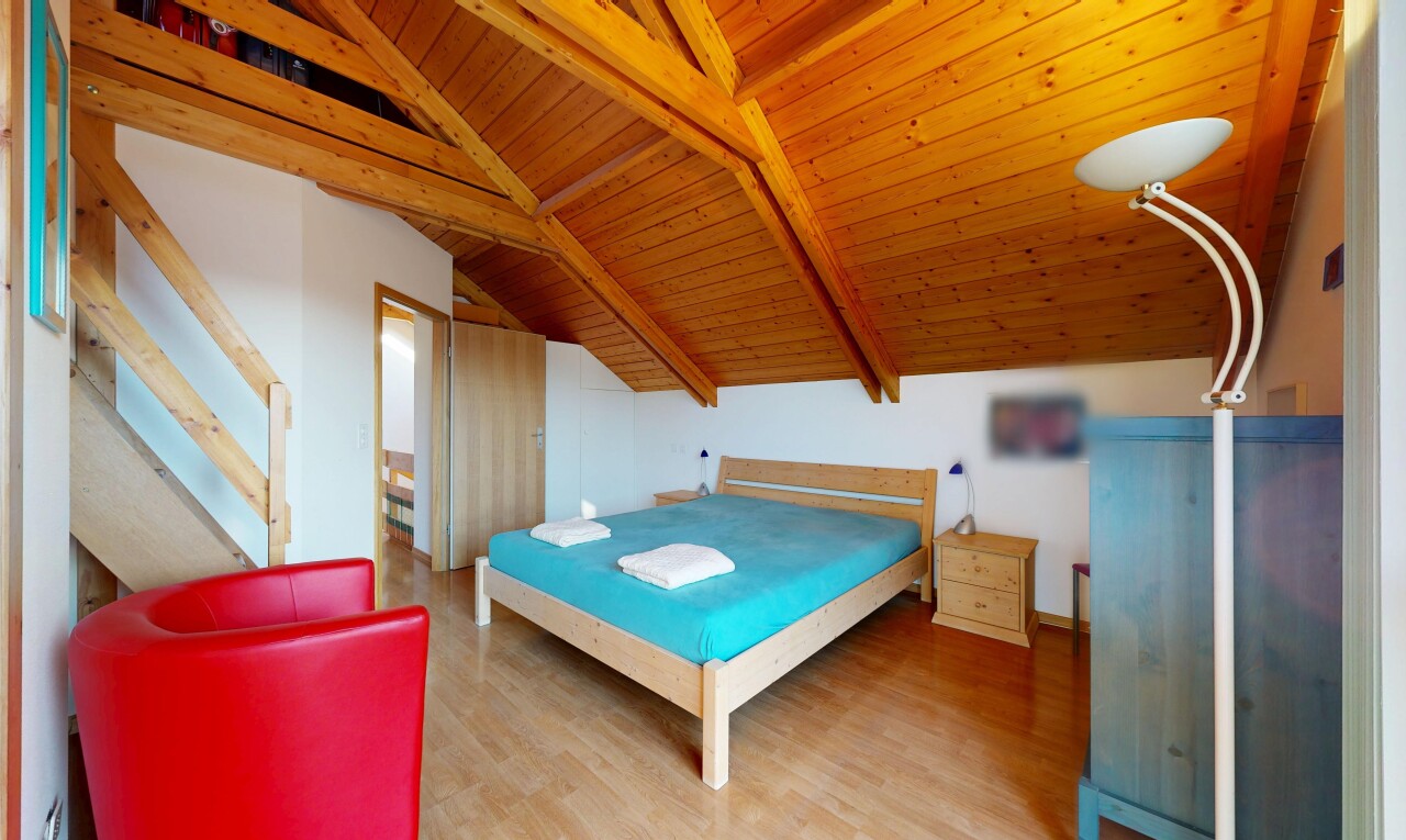 zimmer / schlafzimmer mit zusätzliches zimmer, gipskartonwand, drywall, inside property, und holzfußboden