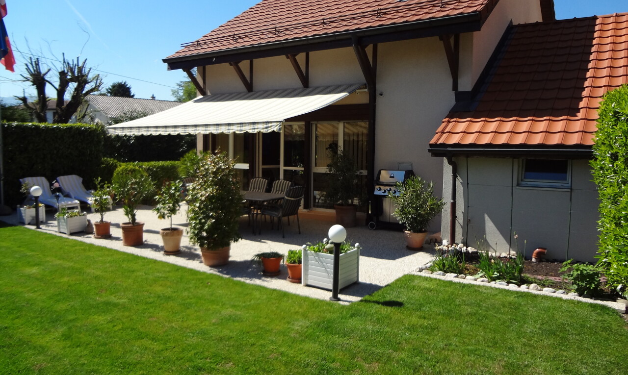 außenansicht mit terrasse, rasen, day time, markise, und stuckverkleidung