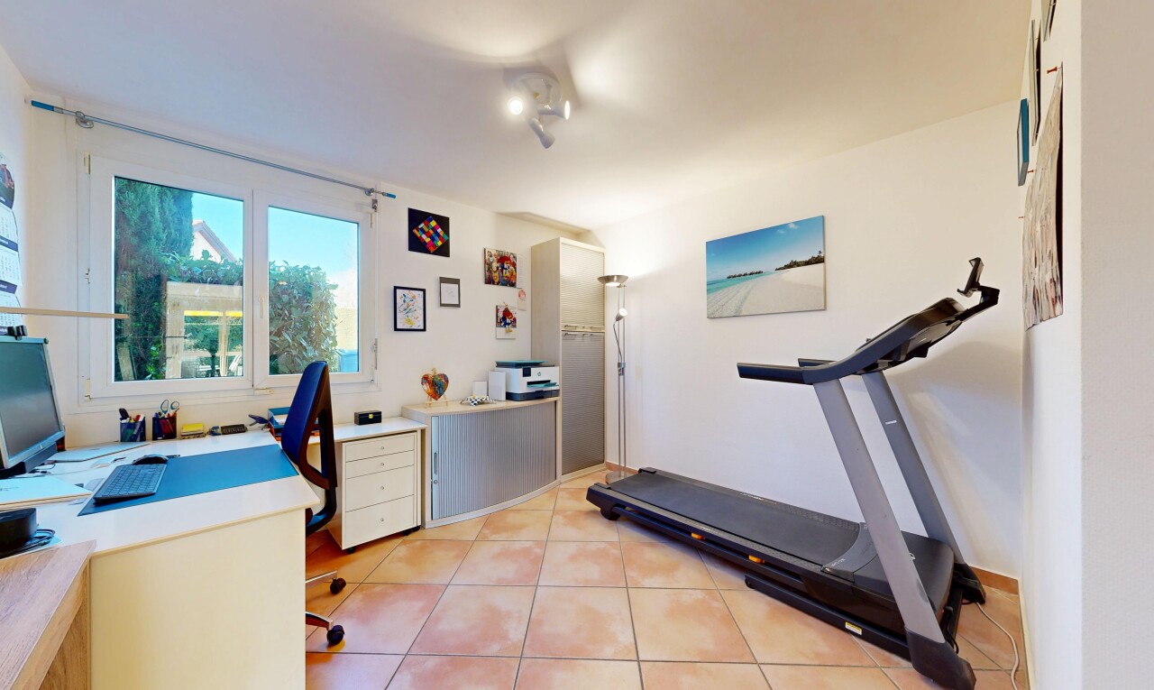 fitnessstudio mit natürliches licht, natural light, fliesenboden, tile floor, und eingebauter schreibtisch