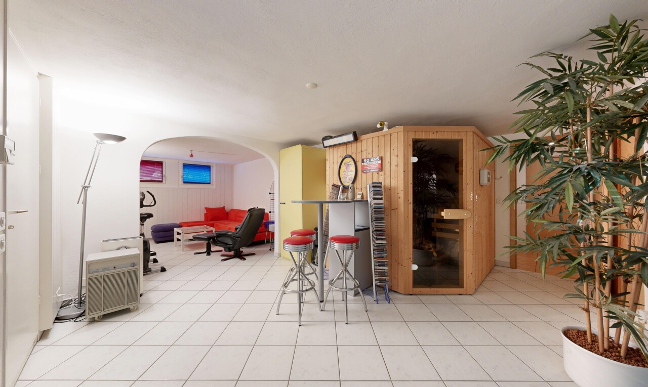 wohnzimmer mit gewölbte gehwege, inside property, sauna, fliesenboden, und tile floor