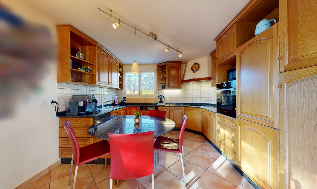 küche mit bogenförmige schränke, offene regale, dunstabzugshaube, fliesenboden, und tile floor